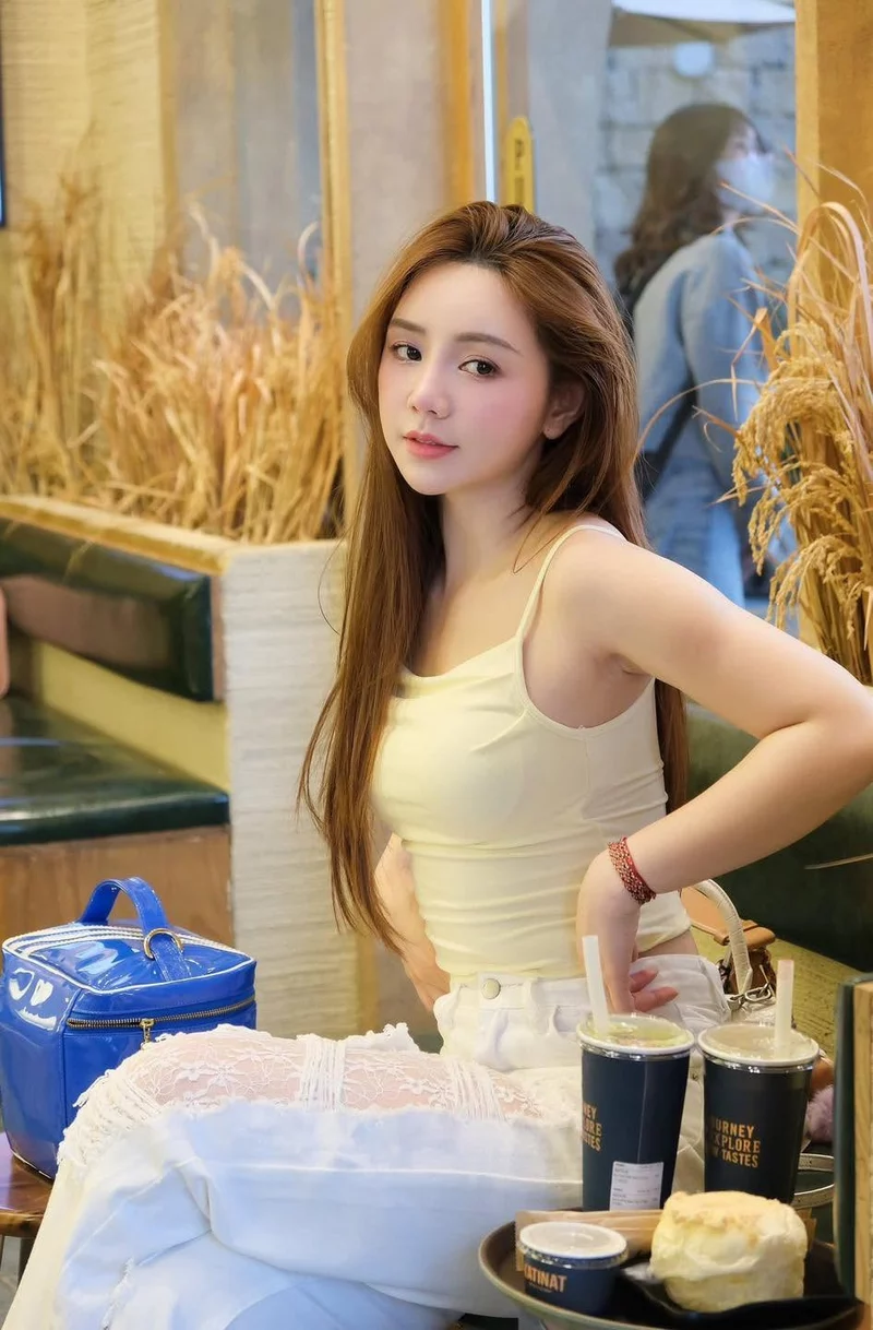 Quỳnh Kool với biểu cảm nhẹ nhàng và phong thái cuốn hút
